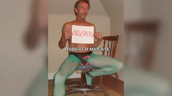 Robert richard milgate en pantimedias verdes transparentes y tacone...
