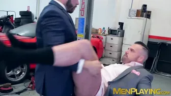 Homens de negócios elegantes de terno fazem sexo apaixonado no escr...