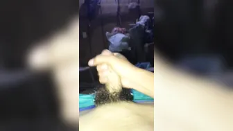 Solo twink se masturba su gran polla al aire libre y corre fuerte