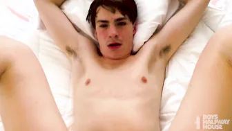 молодой твинк за деньги трахается без презерватива с папиком и глот...