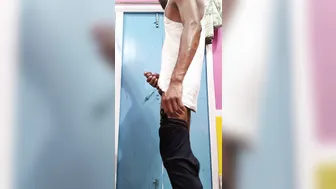 印度年轻猛男独自撸大鸡巴