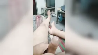 युवा ट्विंक अपने बड़े कठोर लंड को सोलो हैंडजॉब में हिलाता है