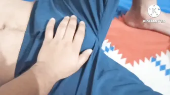 Hetero reacio recibe paja con aceite de un twink
