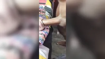 Semental indio folla juguete de masturbación y dispara gran corrida...