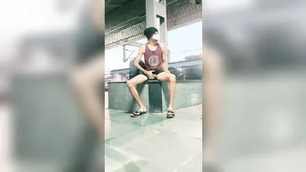 Twink se masturba e goza na plataforma de uma estação de trem pública
