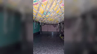 فتى هندي يستمني بمفرده على الأريكة بقضيبه الكبير