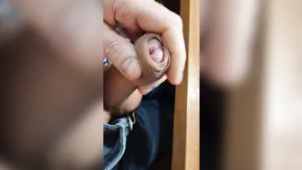 डैडी अपने बड़े लंड को हिलाता है और ऑफिस में गाढ़ा वीर्य निकालता है