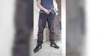 Deutscher twink pisst in die unterhose und trinkt seinen eigenen urin