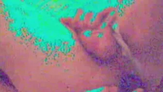 Brincadeira anal solo com penetração de consolador e efeitos visuais