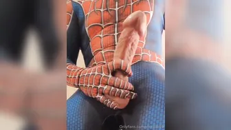 Twink de cosplay do homem-aranha bate punheta com pau grande e goza...