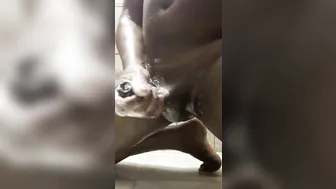 Chico indio en solitario se masturba la gran polla hasta una gran c...