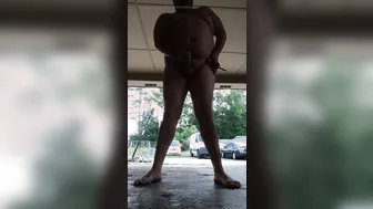 Twink en solitario se masturba la gran polla al aire libre en video...