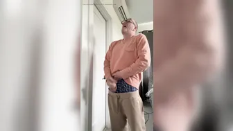 Twink magro bate punheta no pau grande por cima do moletom até gozar