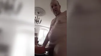 Papa excité se masturbe et baise une citrouille jusqu'à jouir