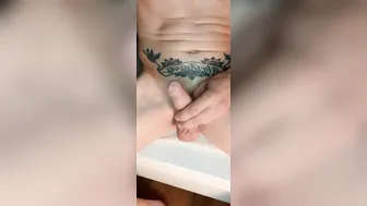 Twink tatuado se masturba e brinca com brinquedos em seu pau grande...