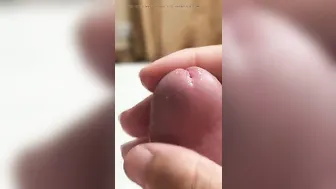 Un joven argentino se engrasa la gran polla para una paja en solitario