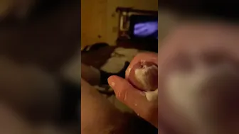 Papá oso solo se masturba con su polla monstruosa hasta correrse