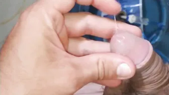 Tío infla su polla con un cartucho de gas en juego en solitario