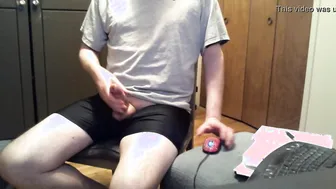 Twink amateur se masturba y muestra su polla en webcam gay