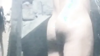 Twink desi se mete los dedos en su culo blando bajo la ducha