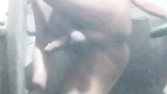Desi-twink spielt draußen allein anal mit großem dildo