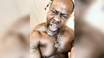 Twink negro bate sua pica grande em close-up em vídeo caseiro