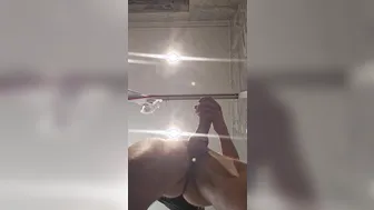 Unbeschnittener twink spritzt eine dicke ladung von unten beim solo...
