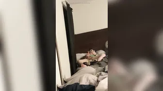 Oso gordo se masturba la polla grande en solitario