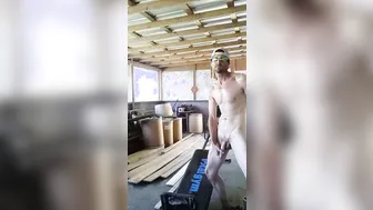Papá musculoso hace ejercicio solo con su gran polla al aire libre