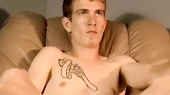 纹身猛男独自撸着大鸡巴看 gay 片