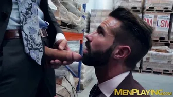 Hombres de negocios elegantes en traje tienen sexo anal hardcore en...