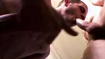 Twinks amadores chupam e fodem em clássica cena hardcore gay