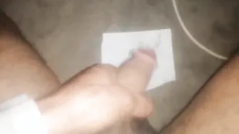 बालों वाला ट्विंक तेल वाला हैंडजॉब लेता है और बाथरूम में बॉटम होता है