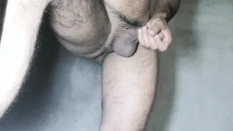 Oso solo se masturba la polla blanda en el baño