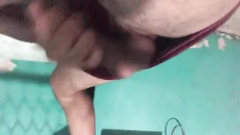 Papai musculoso latino peludo fode sem camisinha e goza dentro do c...