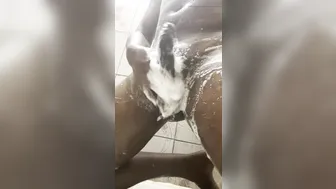 Twink indio se masturba su verga grande y prueba presemen en baño solo