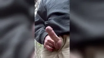 Twink goza muito sem as mãos na floresta pública