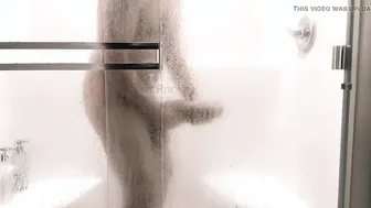 Mec solo se branle une énorme bite sous la douche