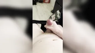 Twink alemán se masturba su gran polla hasta correrse