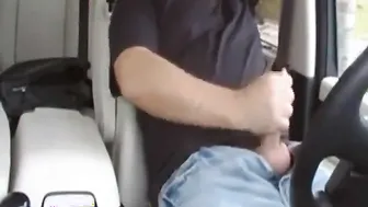 Oso peludo se masturba y se corre en su coche