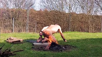 Dünner junger sklave wird auf outdoor-fetischparty als sextoy benutzt