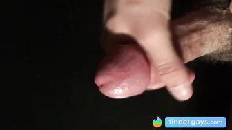 Twink bate punheta em close e goza uma carga cremosa
