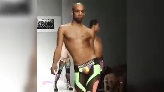 Travestis negros hacen voguing y desfilan en la pasarela con tacones