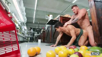 Ty mitchell en scène de sodomie bareback hardcore et fellation