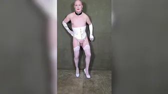 Sissy travesti en lencería blanca y tacones muestra sus pezones per...
