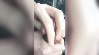 壮熊和胖熊在卡车里兜风并在户外打飞机