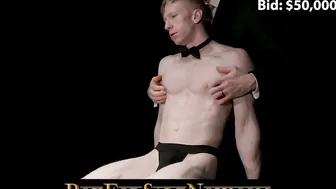 Primer plano anal a pelo con polla grande estirando twink rubio esc...