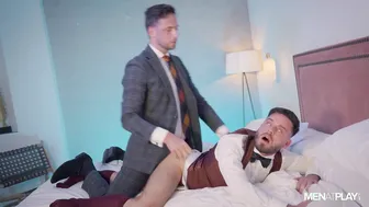 Homens de terno sexo anal hardcore em quarto de motel