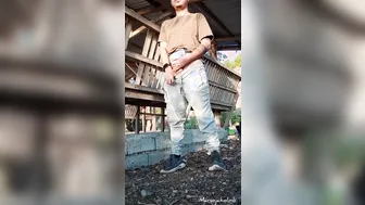 Joven asiático se masturba su gran polla al aire libre junto a la c...