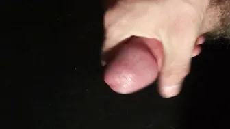 Primer plano de un twink masturbando su polla hasta una corrida cho...